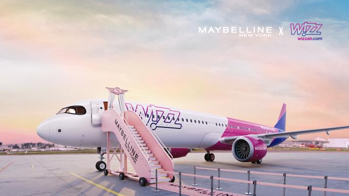Vol Wizz Air x Sky High vers Barcelone !  Maybelline New York élève vos cils vers le ciel !