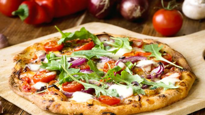 Essayez la pizza avec cet ingrédient peu coûteux.  C'est une façon de préparer un délicieux plat riche en protéines, non seulement pour les personnes actives.