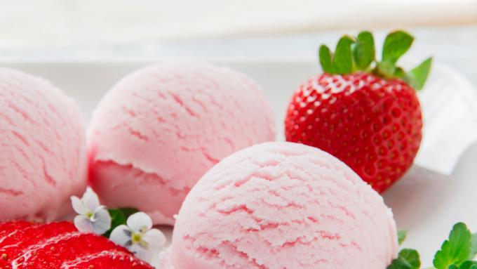 3 recettes faciles pour une délicieuse glace à la fraise.  Vous pouvez facilement préparer une glace diététique à la fraise