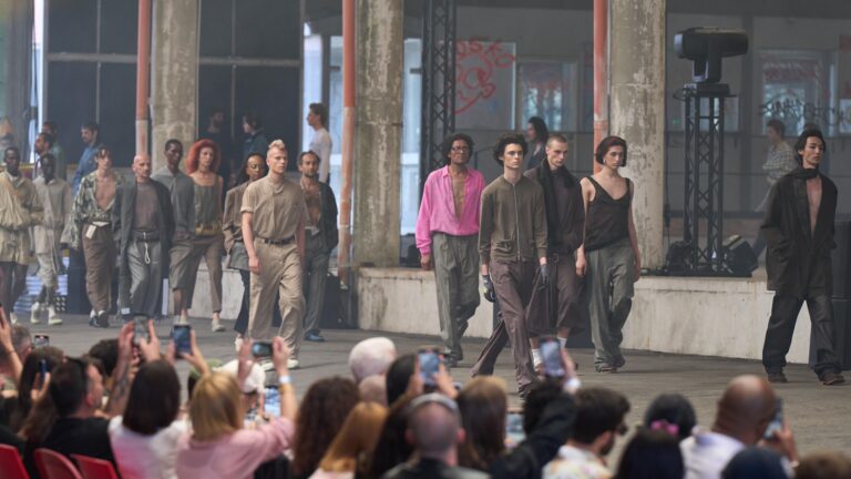Mode workwear et plage : Magliano transforme les vêtements et les histoires