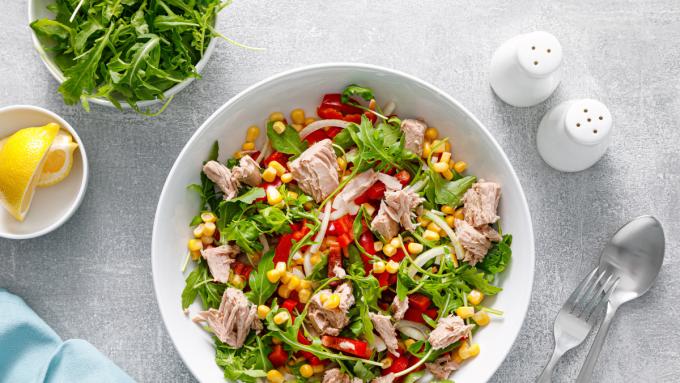 4 recettes de salade de thon en forme ainsi que les valeurs nutritionnelles et la teneur en calories de chacune de ces salades de thon légères