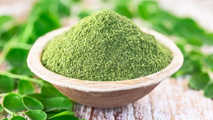 Le Moringa peut être brassé ou ajouté aux boissons et aux plats.  Vaut-il la peine de boire de la poudre verte ou des feuilles de moringa ?