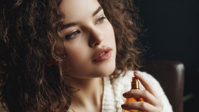 Les femmes italiennes adorent ces marques nationales.  Voici 5 de leurs parfums préférés qui valent la peine d'être portés au quotidien et pour les occasions spéciales.