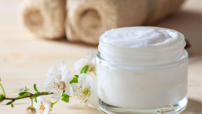 Des crèmes insolites aux vitamines E+B5 qui sentent le parfum.  Ces liniments sont un élixir luxueux pour votre peau