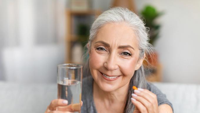 Ces vitamines devraient être prises par toutes les personnes âgées, et même par les personnes de plus de 50 ans qui ne sont pas encore âgées.