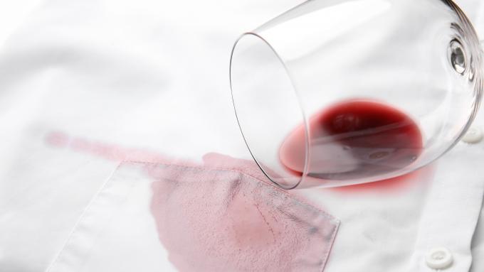 Les taches de vin rouge sont pénibles, mais vous pouvez les traiter avec des remèdes maison.  C'est plus facile quand les taches sont fraîches